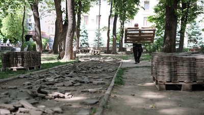 Витратять майже 5 мільйонів гривень. У Чернівцях розпочали ремонт скверу на вулиці Кордуби Витратять майже 5 мільйонів гривень. У Чернівцях розпочали ремонт скверу на вулиці Кордуби