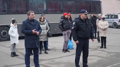 Зведений загін тернопільських поліцейських вирушив у зону ООС Зведений загін тернопільських поліцейських вирушив у зону ООС