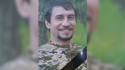 На Чернігівщині в останню путь провели трьох військових, які загинули під час виконання бойових завдань На Чернігівщині в останню путь провели трьох військових, які загинули під час виконання бойових завдань