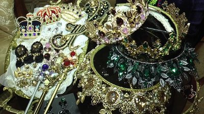 Сережки, браслети, кольє та корони. Майстриня з Миколаєва виготовляє вироби з бісеру Сережки, браслети, кольє та корони. Майстриня з Миколаєва виготовляє вироби з бісеру
