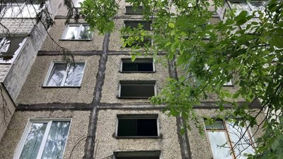 Вибиті вікна в одній з багатоповерхівок Чернігова