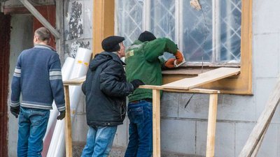Вибиті вікна та двері. У Дніпрі ліквідують наслідки авіаудару