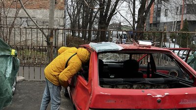 У Дніпрі місцеві жителі прибирають наслідки атаки РФ 6 січня У Дніпрі місцеві жителі прибирають наслідки атаки РФ 6 січня