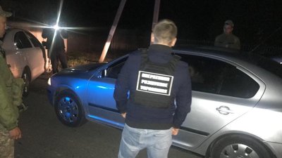 Чотирьох нелегальних мігрантів та їх переправників затримали на Закарпатті Чотирьох нелегальних мігрантів та їх переправників затримали на Закарпатті
