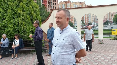 Співають біля церкви: в Тернополі дитячий ансамбль збирає гроші для ЗСУ Співають біля церкви: в Тернополі дитячий ансамбль збирає гроші для ЗСУ