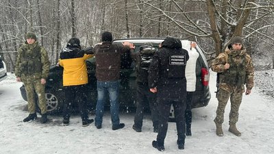 На Закарпатті прикордонники затримали трьох чоловіків та жінку, які намагалися перетнути кордон