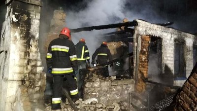 Рятувальники на місці пожежі Рятувальники на місці пожежі