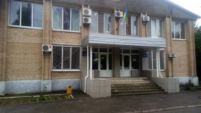 У суді на Запоріжжі відповідач порізав себе ножем та кинувся на позивачку