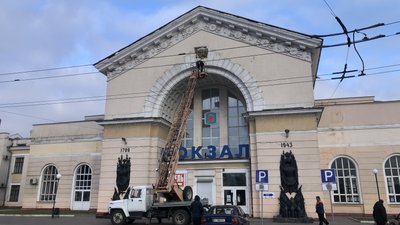 На будівлі вокзалу «Полтава-Південна» демонтували серп і молот На будівлі вокзалу «Полтава-Південна» демонтували серп і молот