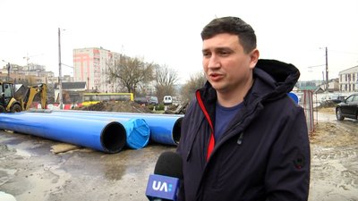 У Житомирі водоканал міняє ділянку старої труби на пластикову – тиск подачі води знижено У Житомирі водоканал міняє ділянку старої труби на пластикову – тиск подачі води знижено