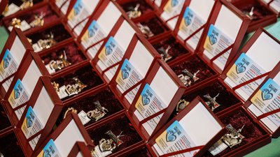 Почесні знаки «Мати Героя / Героїні» 