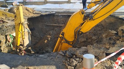 Два складних прориви на водогоні у Луцьку відремонтували: людям відновили водопостачання Два складних прориви на водогоні у Луцьку відремонтували: людям відновили водопостачання
