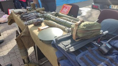 У центрі Івано-Франківська рятувальники навчають як захиститися у разі загрози життю У центрі Івано-Франківська рятувальники навчають як захиститися у разі загрози життю