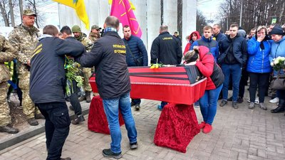 У Сумах поховали Дениса Харлашка, який віддав життя за Україну У Сумах поховали Дениса Харлашка, який віддав життя за Україну