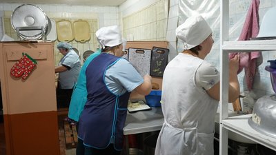 "Треба ж хлопцям нашим допомагати на фронті": підопічні психоневрологічного інтернату на Сумщині в'яжуть сітки для ЗСУ "Треба ж хлопцям нашим допомагати на фронті": підопічні психоневрологічного інтернату на Сумщині в'яжуть сітки для ЗСУ