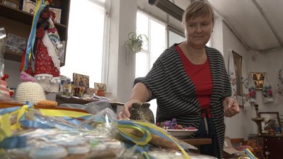 Ляльки-мотанки, глиняний посуд та пряники: черкаські капелани організували ярмарок на підтримку ЗСУ Ляльки-мотанки, глиняний посуд та пряники: черкаські капелани організували ярмарок на підтримку ЗСУ