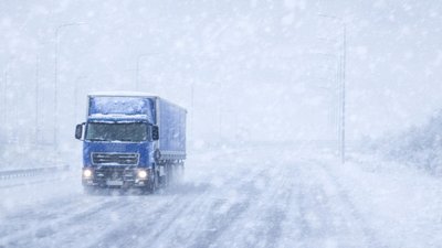 Вантажівка, засніжена траса, обмеження, снігопад, Житомирщина