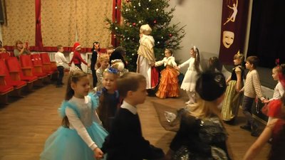 У Житомирі у театрі ляльок відбулася прем'єра новорічної вистави "Зоряний Всесвіт чекає на свято" У Житомирі у театрі ляльок відбулася прем'єра новорічної вистави "Зоряний Всесвіт чекає на свято"