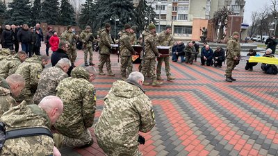 Вирощував хліб і любив Україну: у Черкасах попрощалися з командиром Андрієм Ботнаром Вирощував хліб і любив Україну: у Черкасах попрощалися з командиром Андрієм Ботнаром