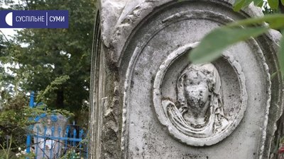 У лісосмузі Глухова знайшли надгробки з єврейських могил У лісосмузі Глухова знайшли надгробки з єврейських могил