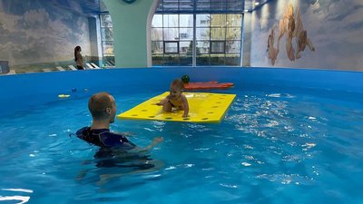 У басейн з народження.Чим корисне раннє плавання для дітей