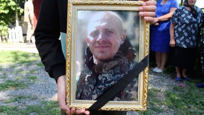 У Житомирі рідним загиблих за Україну воїнів передали державні нагороди У Житомирі рідним загиблих за Україну воїнів передали державні нагороди