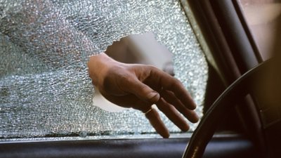 Поцупили гроші, ноутбук та відеореєстратор. У Франківську пограбували два авто