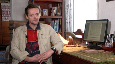Ліжко та дерев'яні стільці ХХ століття, вишиті рушники: як чернігівець перетворює сторічний будинок у музей Ліжко та дерев'яні стільці ХХ століття, вишиті рушники: як чернігівець перетворює сторічний будинок у музей