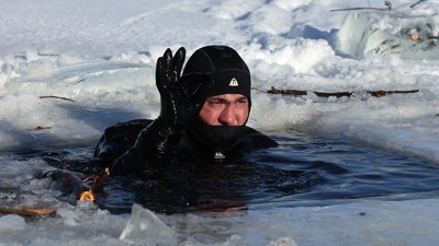 Водолаз-рятувальник під час тренувань у Луцьку, січень 2026 року