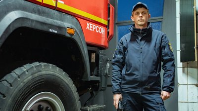 "Гасимо пожежу, а нас летить снаряд". Як працюють рятувальники Херсона під постійними обстрілами "Гасимо пожежу, а нас летить снаряд". Як працюють рятувальники Херсона під постійними обстрілами