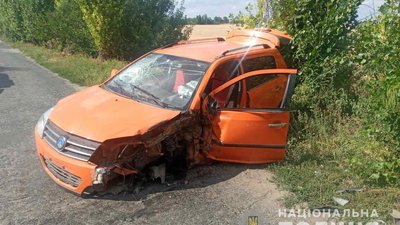 Легковик в якому їхала дівчина