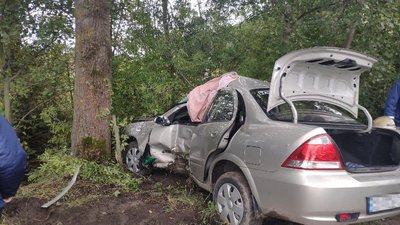 У Мені «Nissan Almera» зіткнувся з деревом: водій в реанімації У Мені «Nissan Almera» зіткнувся з деревом: водій в реанімації