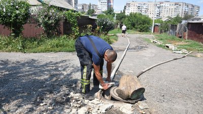 В Одесі третій день відкачують воду після зливи В Одесі третій день відкачують воду після зливи