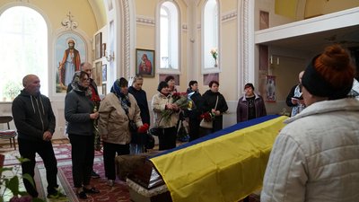 У Сумах попрощалися із солдатом Євгенієм Болдичевим У Сумах попрощалися із солдатом Євгенієм Болдичевим