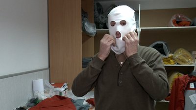 У Рівному для бійців ЗСУ на передовій пошили білі балаклави. Хто і навіщо це робить