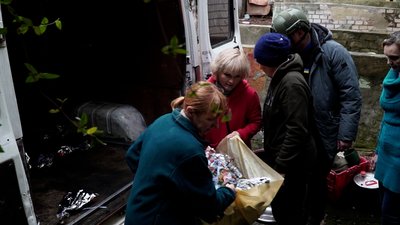 Потрапили під "Гради" в Херсоні: чернігівські волонтери доставили дітям подарунки до Дня Святого Миколая Потрапили під "Гради" в Херсоні: чернігівські волонтери доставили дітям подарунки до Дня Святого Миколая