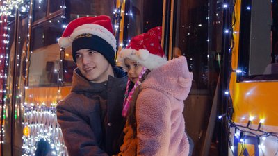 За кермом Діди Морози та Снігурки. В Одесі пройшов парад новорічних тролейбусів