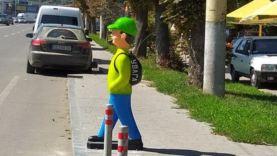 Фігурки "школярів-пішоходів" біля переходів у Чернівцях не зменшать кількості ДТП – БАРР