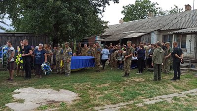 На Кіровоградщині прощаються з військовим, якого вбив снайпер На Кіровоградщині прощаються з військовим, якого вбив снайпер