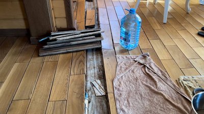 Жителька Миколаєва показала як технічна вода пошкодила комунікації в її будинку Жителька Миколаєва показала як технічна вода пошкодила комунікації в її будинку