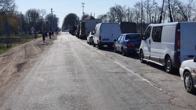 Мешканці Ганнівки годинами стоять у черзі на в'їзді до Сум