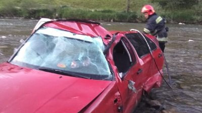 На Прикарпатті з річки Чорний Черемош витягували автівку На Прикарпатті з річки Чорний Черемош витягували автівку