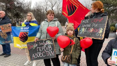 "Два серця в полоні": у Запоріжжі відбулася акція на підтримку українських полонених "Два серця в полоні": у Запоріжжі відбулася акція на підтримку українських полонених