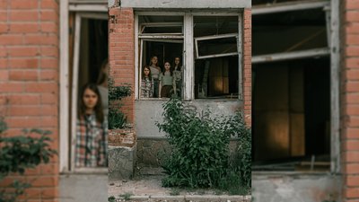 Фотограф з Івано-Франківська відзняв випускників на руїнах Чернігова Фотограф з Івано-Франківська відзняв випускників на руїнах Чернігова