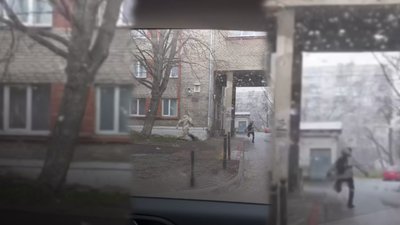Скандал з ТЦК у Львові, працівник ТЦК наздоганяє військовозобов'язаного
