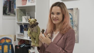 Ляльки завбільшки у 5 сантиметрів. Вінничанка майструє мініведмедів "Тедді"