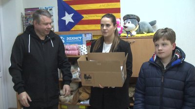 Ярослав Бурилко з татом Андрієм передають розпалювачі Катерині Луцик у ГО "Захист – об’єднання волонтерів". Ярослав Бурилко з татом Андрієм передають розпалювачі Катерині Луцик у ГО "Захист – об’єднання волонтерів".
