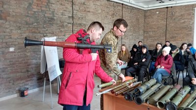 Застосовувати гранатомет вчиться Петро Качур Застосовувати гранатомет вчиться Петро Качур