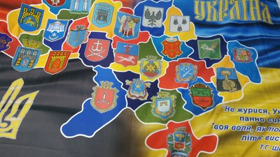 Полтавка Тамар Ковтун вишиває карту України, аби допомогти реабілітувати бійців Полтавка Тамар Ковтун вишиває карту України, аби допомогти реабілітувати бійців