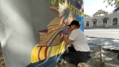 "Від конституції до незалежності". У Херсоні малюють мурали на вуличних укриттях "Від конституції до незалежності". У Херсоні малюють мурали на вуличних укриттях
